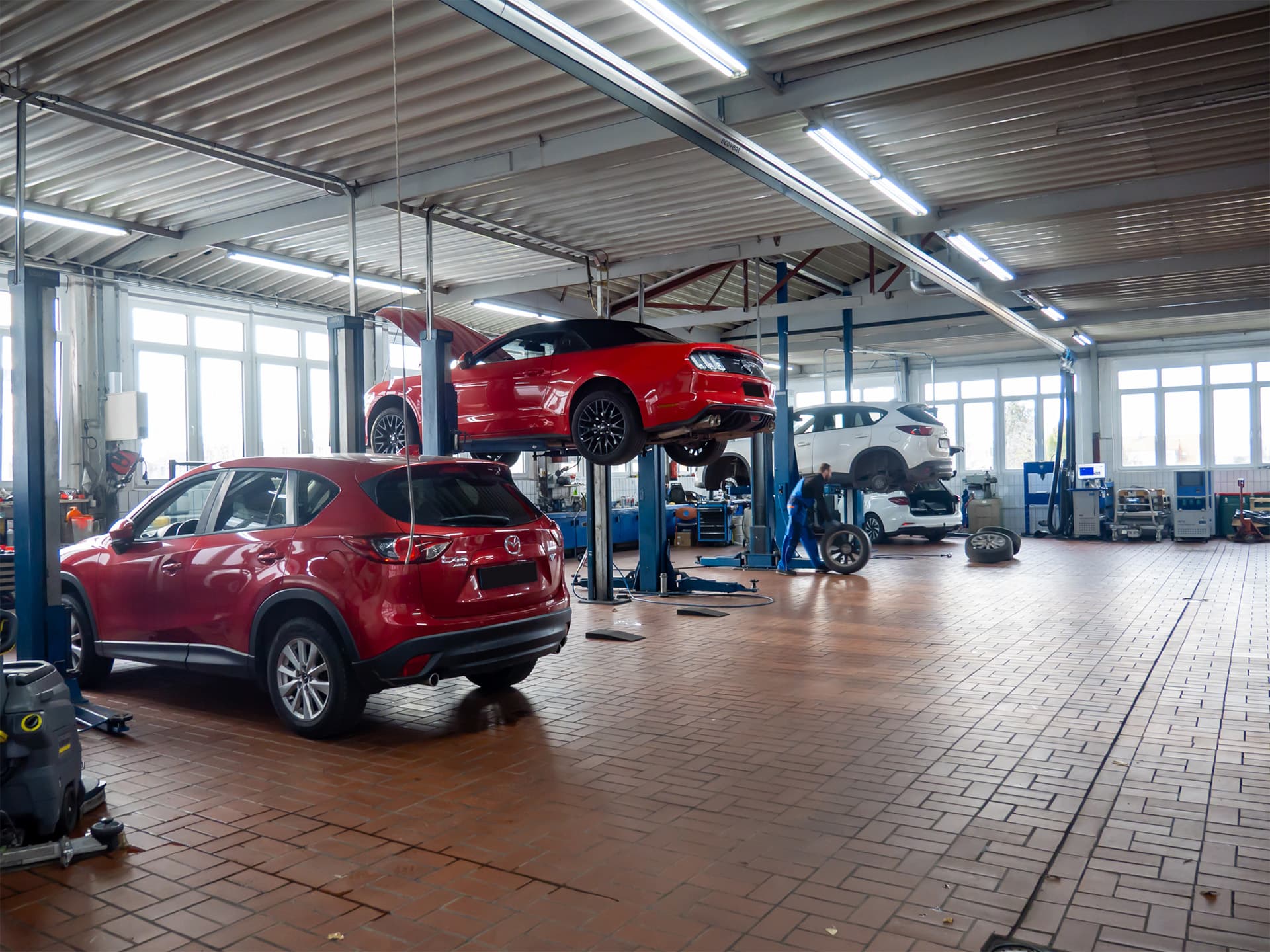 Werkstatt mit Hebebühnen